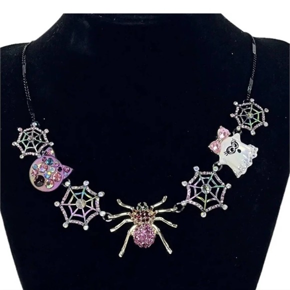 BETSEY JOHNSON HALLOWEEN SPIDER CAT GHOST & WEB PENDANT NECKLACE WITH CRYSTALS - Picture 5 of 13